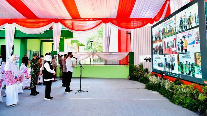 Presiden Jokowi tinjau vaksinasi COVID-19 di Ponogoro (Foto: Laily Rachev - Biro Pers Sekretariat Presiden)