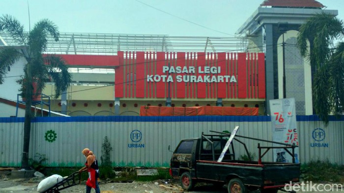 Proyek Pasar Legi Solo yang kini mulai tampak merah