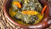 Daun singkong muda diisi adonan kelapa muda yang diparut lalu dibungkus. Buntil daun singkong ini enak dimakan dengan nasi hangat. Tahapan pembuatannya bisa kamu lihat di resep ini. Foto: iStock