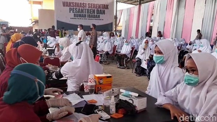 Ribuan Santi di Brebes mendapat vaksin COVID-19
