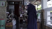 Di bagian teras tampak terpajang foto-foto yang berisi perjalanan hidup Desy Ratnasari. Foto: YouTube Desy Ratnasari