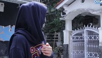 Desy Ratnasari menunjukkan rumah masa kecilnya yang sederhana. Foto: YouTube Desy Ratnasari