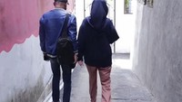 Desy Ratnasari menuju ke rumahnya saat kecil. Foto: YouTube Desy Ratnasari