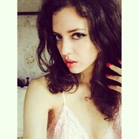 Aku menemukan ketika aku telanjang, pria jadi lebih rapuh, lebih terbuka, lebih tersedia. Itu mengisi mereka karena merasa dihormati dan dipercayai. Terapi ini berusaha untuk memunculkan kesadaran melalui metode-metodeku, katanya dilansir Dailystar.  Foto: Instagram/Twitter Sarah White