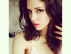 7 Foto Terapis Cantik yang Praktek Tanpa Busana untuk Bantu Pria Lebih Fokus