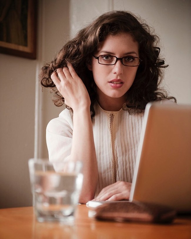 Seorang wanita bernama Sarah White dikenal dengan metode terapinya yang tidak biasa. Ia mengaku rela menanggalkan busana agar klien lebih bebas untuk mencurahkan perasaan mereka. Foto: Instagram/Twitter Sarah White