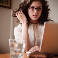 Seorang wanita bernama Sarah White dikenal dengan metode terapinya yang tidak biasa. Ia mengaku rela menanggalkan busana agar klien lebih bebas untuk mencurahkan perasaan mereka. Foto: Instagram/Twitter Sarah White