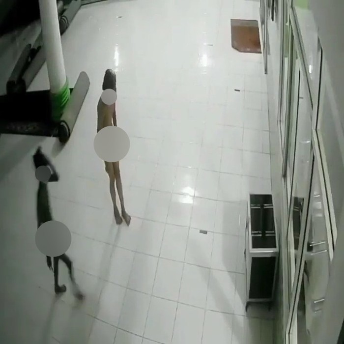 Screenshot video viral 2 pria bercelana dalam curi kotak infak masjid di Sumbar (dok. Istimewa) Screenshot video viral 2 pria bercelana dalam curi kotak infak masjid di Sumbar (dok. Istimewa)
