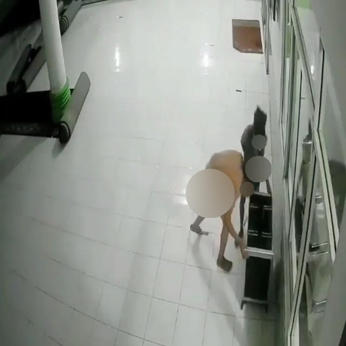 Screenshot video viral 2 pria bercelana dalam curi kotak infak masjid di Sumbar (dok. Istimewa) Screenshot video viral 2 pria bercelana dalam curi kotak infak masjid di Sumbar (dok. Istimewa)