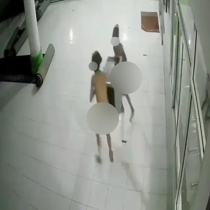 Screenshot video viral 2 pria bercelana dalam curi kotak infak masjid di Sumbar (dok. Istimewa)