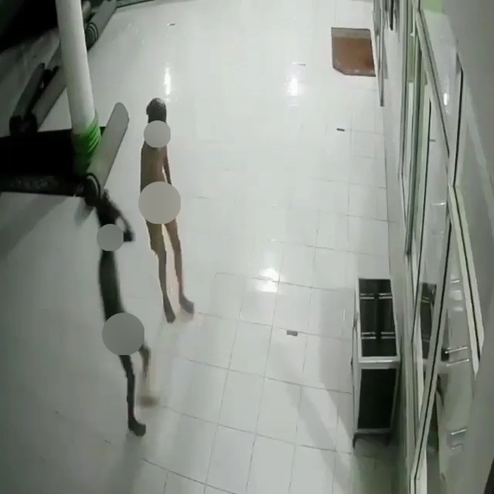 Screenshot video viral 2 pria bercelana dalam curi kotak infak masjid di Sumbar (dok. Istimewa) Screenshot video viral 2 pria bercelana dalam curi kotak infak masjid di Sumbar (dok. Istimewa)