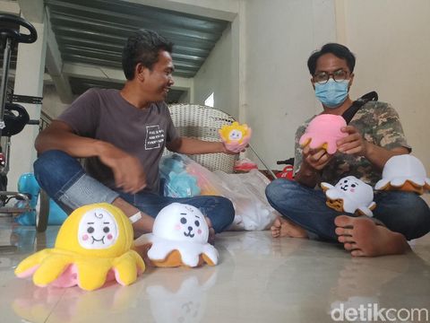 Sebagian besar warga di kampung itu perajin boneka