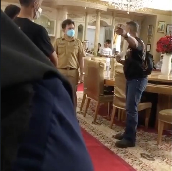 Sebuah kamar di rujab gubernur sulsel dibongkar paksa Pemerintah Provinsi Sulawesi Selatan (Sulsel) membongkar paksa sebuah kamar di rumah jabatan (rujab) gubernur yang sebelumnya ditinggali Nurdin Abdullah dan keluarga. Keluarga Nurdin Abdullah menilai sikap Pemprov Sulsel tersebut tidak etis, sebab tidak ada pemberitahuan ke keluarga.