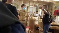 Ada foto kakak saya tidak pakai jilbab, Pak, kau lihat, stafmu lihat, jadi itu tidak boleh, ucap keluarga Nurdin Abdullah dalam potongan video itu. Foto: Pool