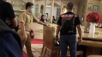 Sementara di potongan video lainnya, ada seorang pria yang disebut sebagai keluarga Nurdin berdebat dengan pihak Pemprov Sulsel atas upaya pembongkaran itu. Pria yang memakai kaos hitam tersebut berusaha melarang petugas membongkar karena ada hal-hal privasi di kamar tersebut. Foto: Pool