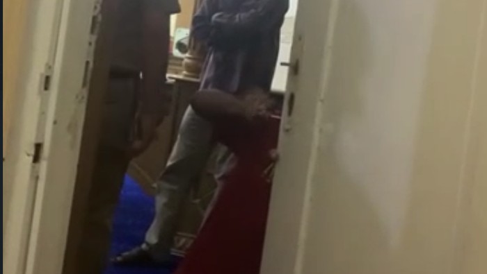 Sebuah kamar di rujab gubernur sulsel dibongkar paksa Pemerintah Provinsi Sulawesi Selatan (Sulsel) membongkar paksa sebuah kamar di rumah jabatan (rujab) gubernur yang sebelumnya ditinggali Nurdin Abdullah dan keluarga. Keluarga Nurdin Abdullah menilai sikap Pemprov Sulsel tersebut tidak etis, sebab tidak ada pemberitahuan ke keluarga.