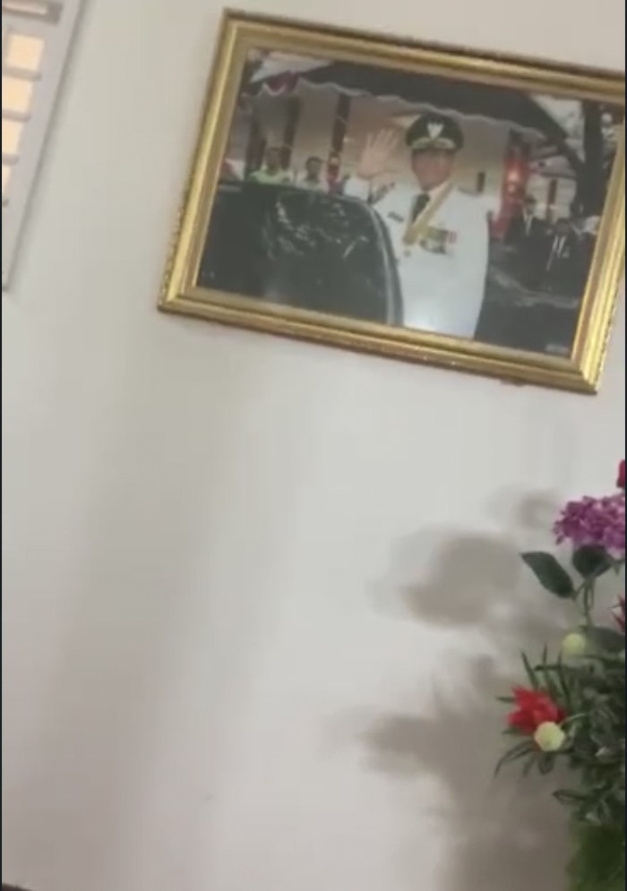 Sebuah kamar di rujab gubernur sulsel dibongkar paksa Pemerintah Provinsi Sulawesi Selatan (Sulsel) membongkar paksa sebuah kamar di rumah jabatan (rujab) gubernur yang sebelumnya ditinggali Nurdin Abdullah dan keluarga. Keluarga Nurdin Abdullah menilai sikap Pemprov Sulsel tersebut tidak etis, sebab tidak ada pemberitahuan ke keluarga.