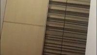 Video itu juga menunjukkan sebuah lemari besar sebelum pintu kamar. Foto: Pool