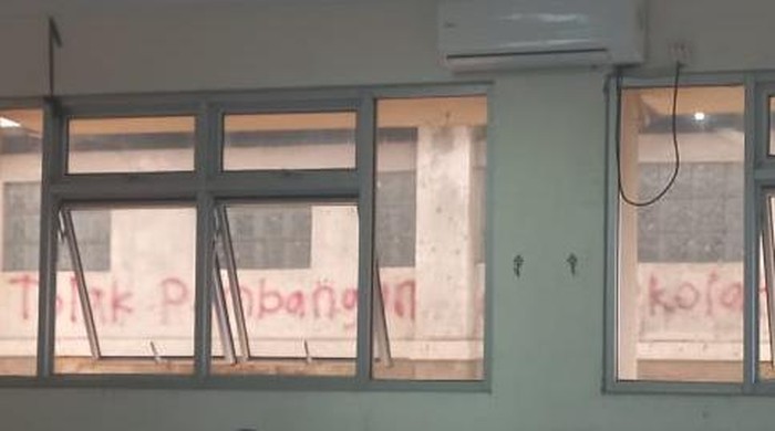 Sebuah tembok di SMAN 2 Tangsel Tolak Pembangunan Sekolahan SMP.