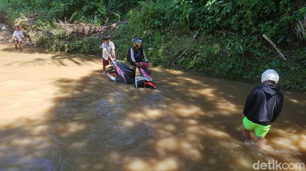 Siswa di Polman, Sulbar bertaruh nyawa seberangi sungai saat ke sekolah.