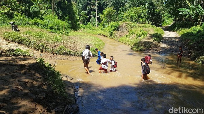 Siswa di Polman, Sulbar bertaruh nyawa seberangi sungai saat ke sekolah.