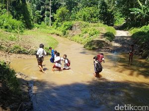 Tak Ada Jembatan Penghubung, Siswa di Sulbar Seberangi Sungai ke Sekolah