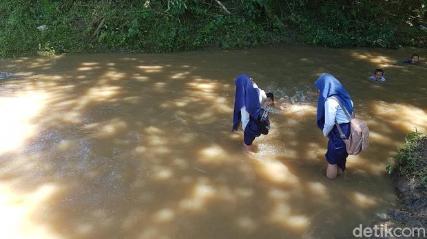 Siswa di Polman, Sulbar bertaruh nyawa seberangi sungai saat ke sekolah.