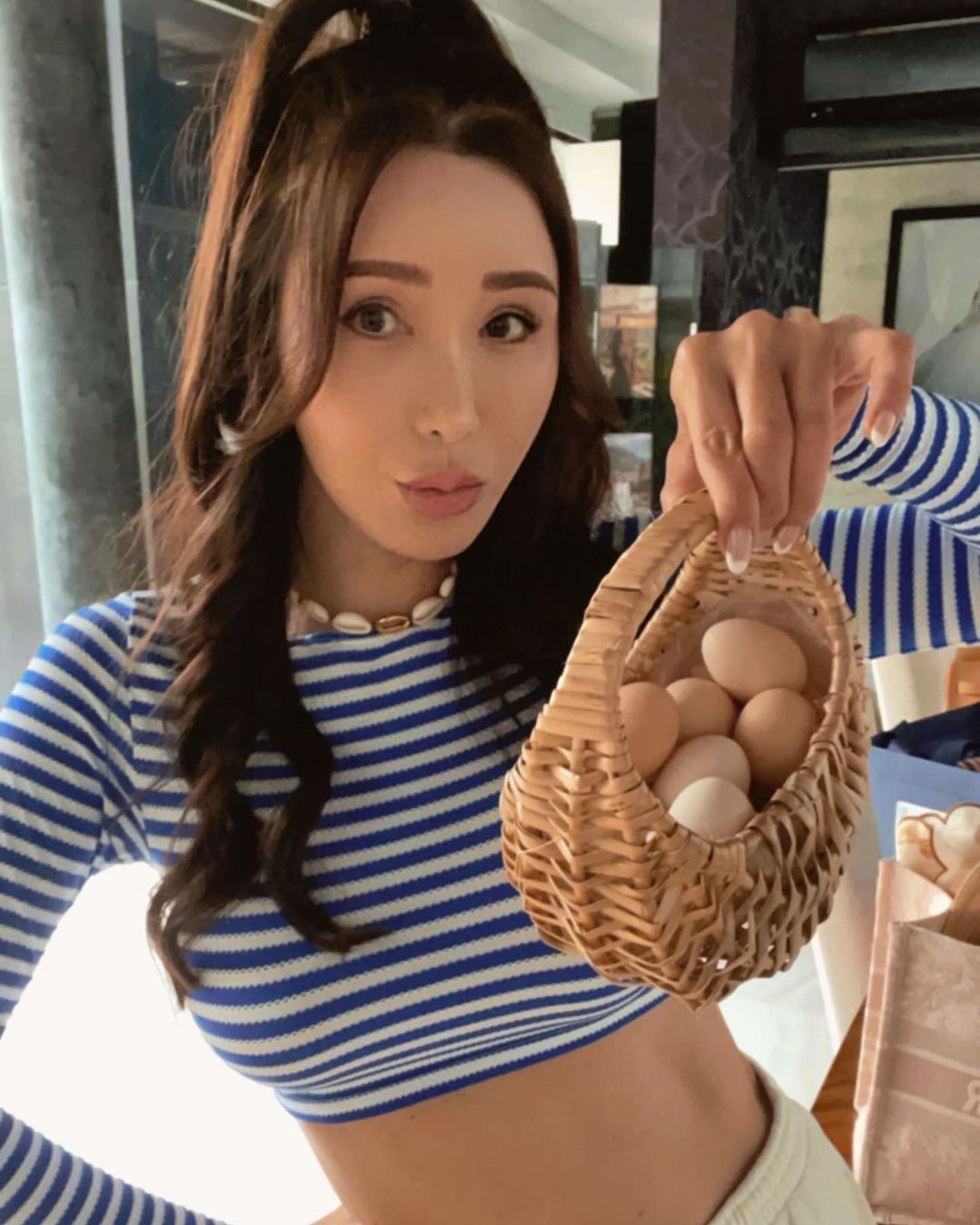 Sosialita Singapura Jamie Chua Kini Sibuk Tanam Buah dan Pelihara Ayam