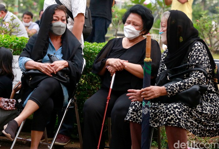 Suasana Pemakaman Koes Hendratmo Suasana Pemakaman Koes Hendratmo