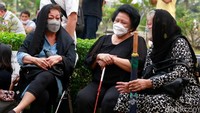 Keluarga hingga mantan istri Koes Hendratmo ikut mengantar almarhum ke tempat peristirahatan terakhir. Foto: Palevi
