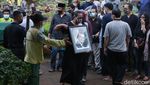 Suasana Pemakaman Koes Hendratmo