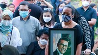 Berdasarka keterangan pihak keluarga, Koes Hendratmo sempat dilarikan ke rumah sakit. Foto: Palevi