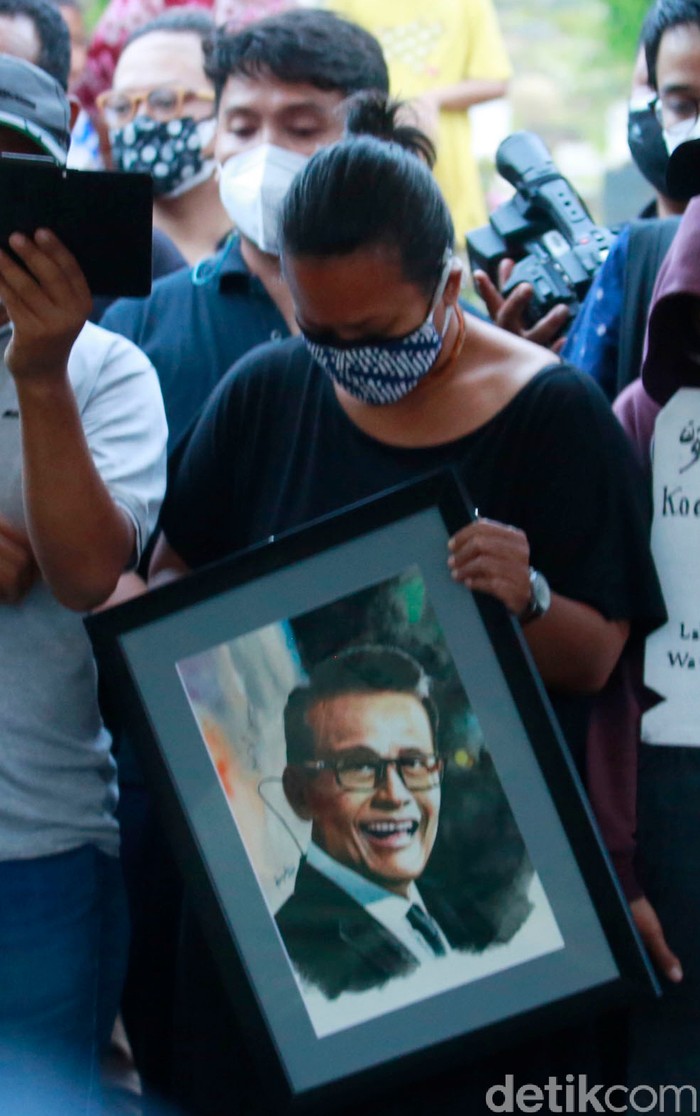 Suasana Pemakaman Koes Hendratmo