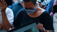 Tampak isak tangis tak tertahankan di lokasi pemakaman. Foto: Palevi
