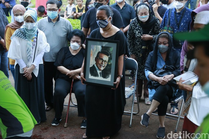 Suasana Pemakaman Koes Hendratmo Suasana Pemakaman Koes Hendratmo