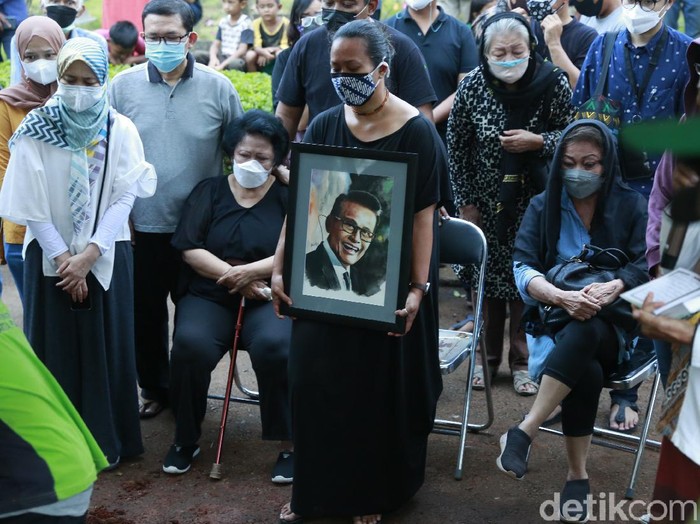 Suasana Pemakaman Koes Hendratmo