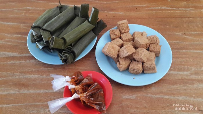 Makan tahu Bungkeng lebih nikmat ditambah lontong dan sambal tauco