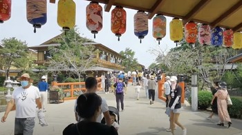 Sebagian area sudah dibuka dan ada sekitar 29 toko telah beroperasi di dalamnya. Tampak sudah banyak pengunjung yang datang. Foto: YouTube