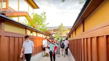 Baru buka sekitar dua minggu, pemerintah kota meminta Tang Little Kyoto tutup untuk sementara terkait protes dari netizen dan juga untuk meminimalisir risiko virus Corona yang masih mengintai. Foto: YouTube