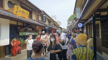 Penduduk kelihatannya sangat antusias terhadap wisata baru ini. Namun banyak netizen tidak menyukainya. “Pejabat yang setuju dengan pembangunan proyek ini harus diinvestigasi,” “Atraksi ini harus diboikot.” “Yang membuatnya bodoh.” begitu sebagian kritikan warga dunia maya mengenai proyek ini. Foto: YouTube