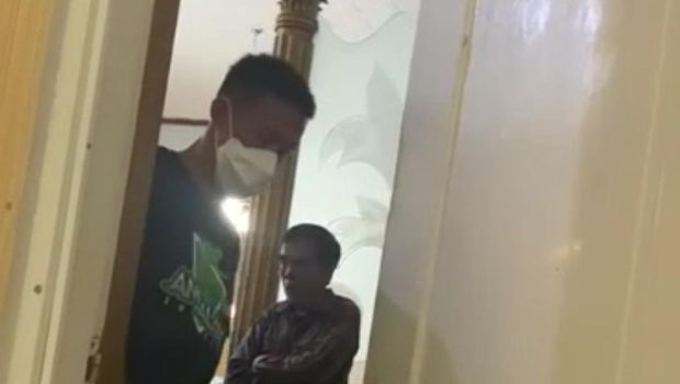 Tangkapan layar video pembongkaran paksa kamar di Rujab Gubernur Sulsel yang sebelumnya ditinggali Nurdin Abdullah. (dok. Istimewa)