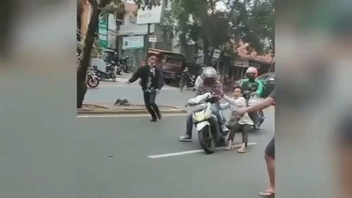 Tangkapan layar video viral debt collector rampas motor ojol di Jakbar (dok.istimewa)