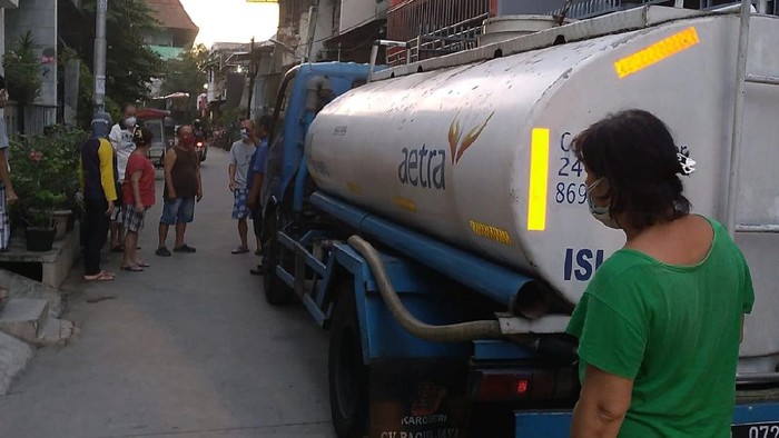 Tangki PAM Jaya pembawa air bersih untuk bantuan kepada warga di Pademangan Timur.