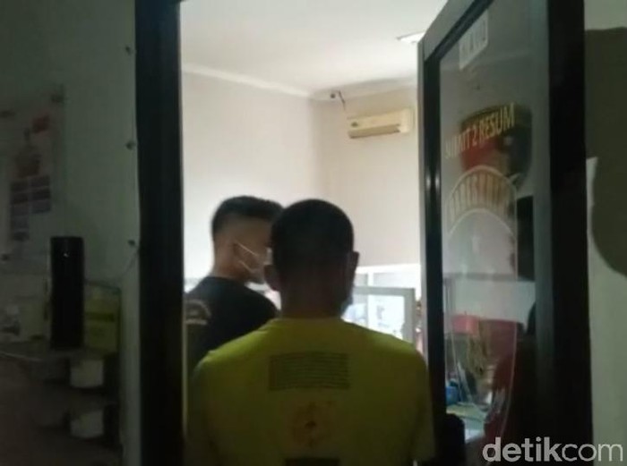 Terduga pelaku dan saksi tewasnya mahasiswa PIP Semarang saat dibawa masuk ke ruang pemeriksaan di Mapolrestabes Semarang, Selasa (7/9/2021).