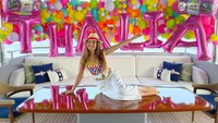 Thalia merayakan ulang tahunnya di sebuah kapal di atas laut. Foto: Instagram Thalia