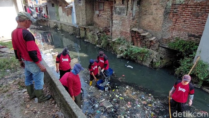 Tumpukan sampah di anak sungai Cikapundung akhirnya dibersihkan