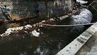 Turap yang memiliki panjang 20 meter dengan ketinggian empat meter ini sebelumnya mengalami longsor, dan kini telah diperbaiki.