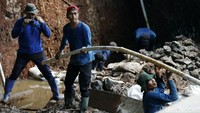 Proses perbaikan turap yang jebol telah dilakukan sejak sebulan lalu.