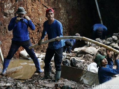 Turap Longsor di Kali Baru Barat Diperbaiki
