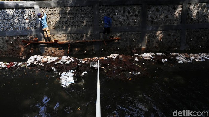 Turap Longsor di Kali Baru Barat Diperbaiki Petugas dari Sudin SDA Jakarta Selatan melakukan perbaikan pondasi turap di Kali Baru Barat, Pancoran. Sebelumnya turap sepanjang 20 meter itu longsor.
